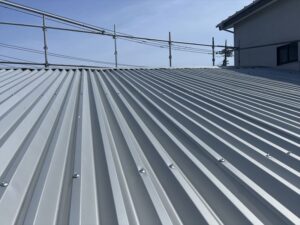 工場のスレート屋根の雹害